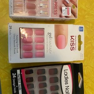 Press on nails , short length